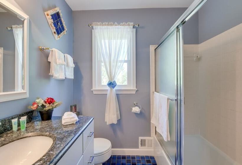 Rockville Home: Patio Oasis, Fireplace, Near Dc!