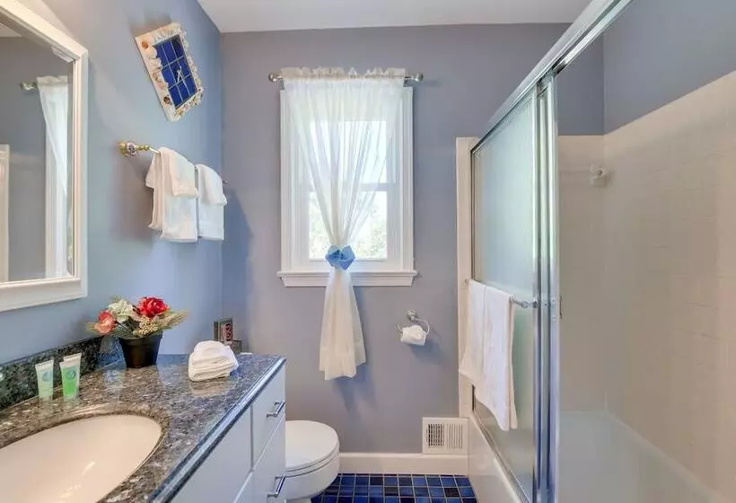 Rockville Home: Patio Oasis, Fireplace, Near Dc!