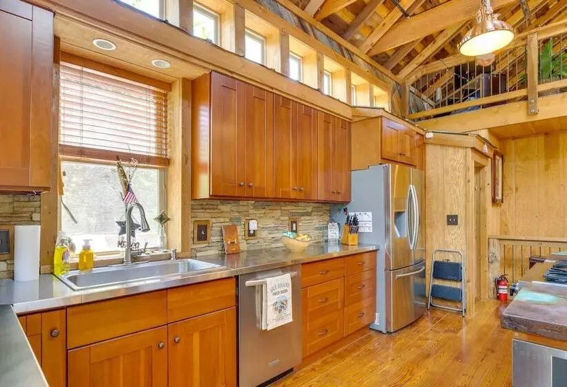 Serene Pacific Getaway: Deck, Grill & Fire Pit!