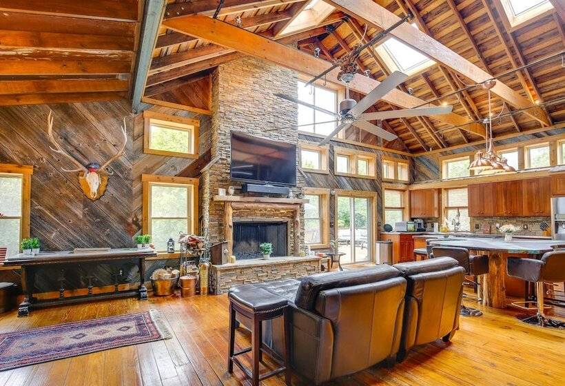 Serene Pacific Getaway: Deck, Grill & Fire Pit!