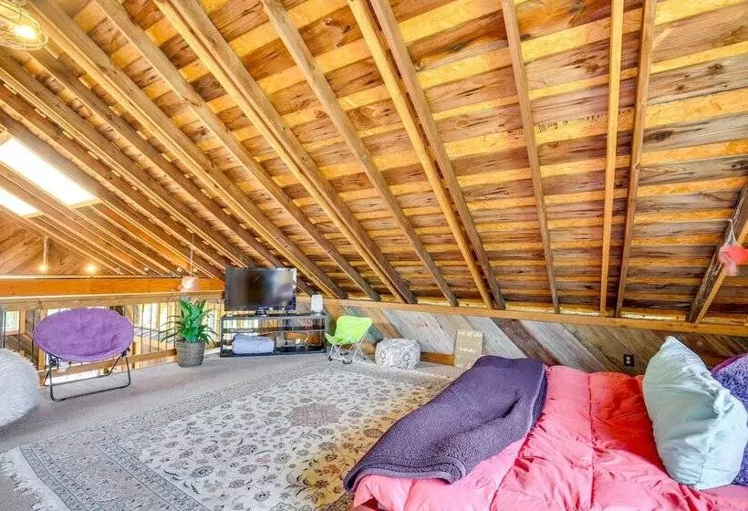 Serene Pacific Getaway: Deck, Grill & Fire Pit!