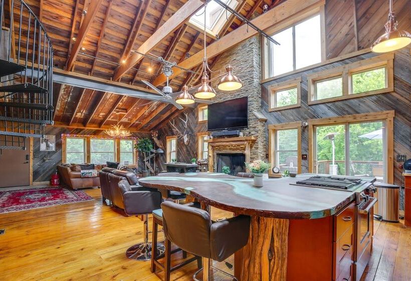 Serene Pacific Getaway: Deck, Grill & Fire Pit!