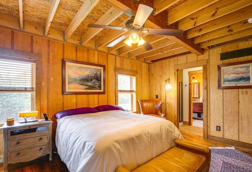 Serene Pacific Getaway: Deck, Grill & Fire Pit!