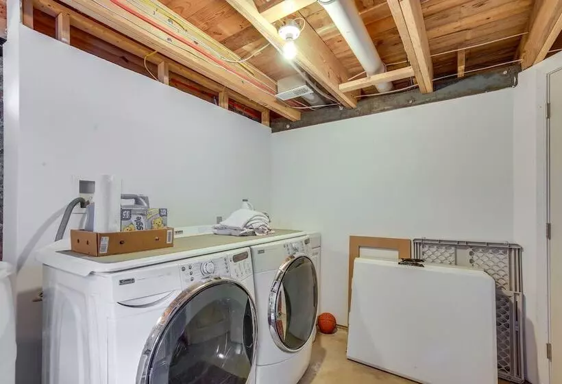 Serene Pacific Getaway: Deck, Grill & Fire Pit!