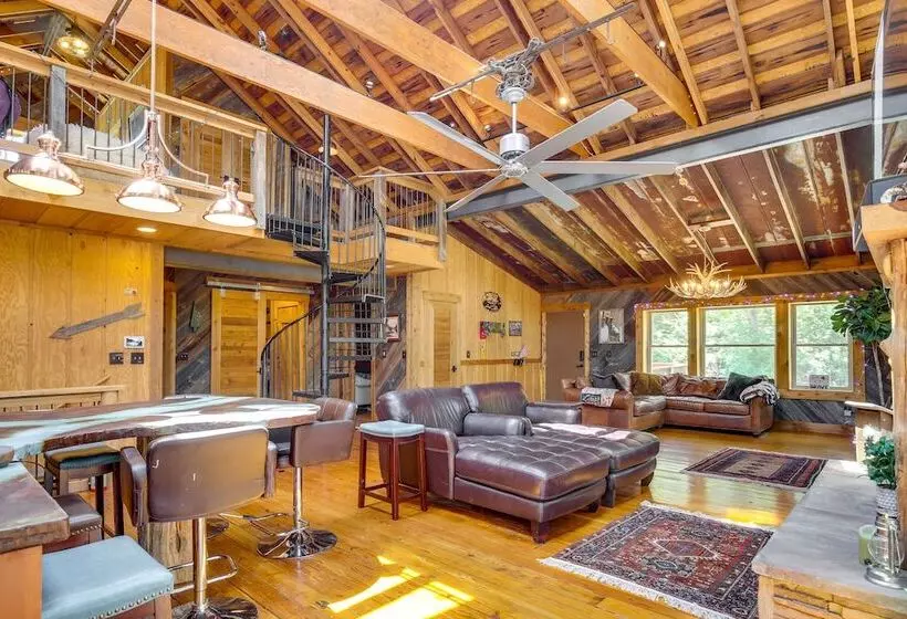 Serene Pacific Getaway: Deck, Grill & Fire Pit!