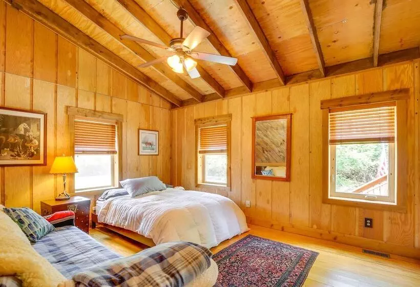 Serene Pacific Getaway: Deck, Grill & Fire Pit!