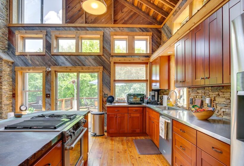 Serene Pacific Getaway: Deck, Grill & Fire Pit!