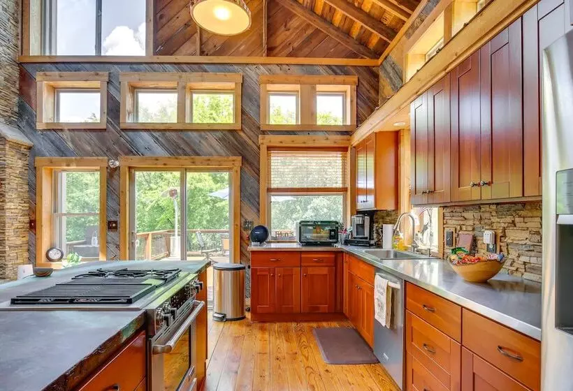 Serene Pacific Getaway: Deck, Grill & Fire Pit!