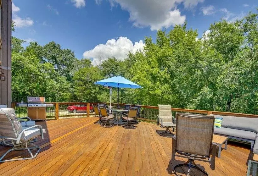 Serene Pacific Getaway: Deck, Grill & Fire Pit!