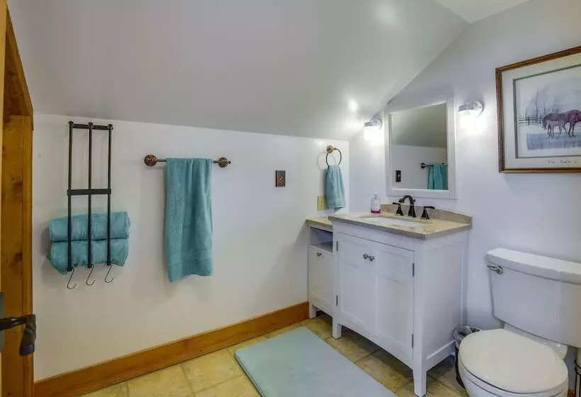 Serene Pacific Getaway: Deck, Grill & Fire Pit!