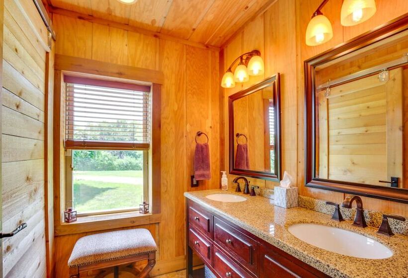 Serene Pacific Getaway: Deck, Grill & Fire Pit!