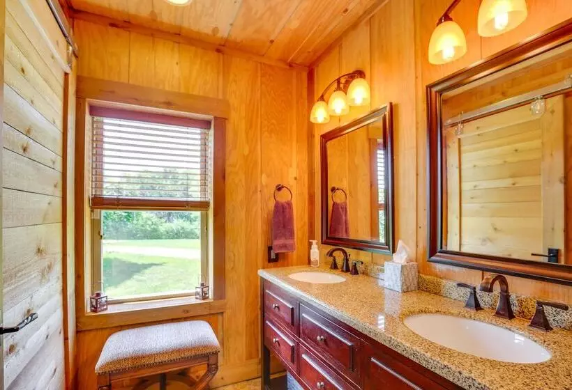 Serene Pacific Getaway: Deck, Grill & Fire Pit!