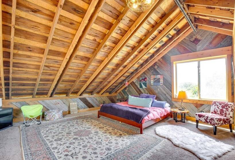 Serene Pacific Getaway: Deck, Grill & Fire Pit!