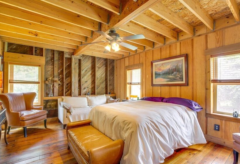 Serene Pacific Getaway: Deck, Grill & Fire Pit!