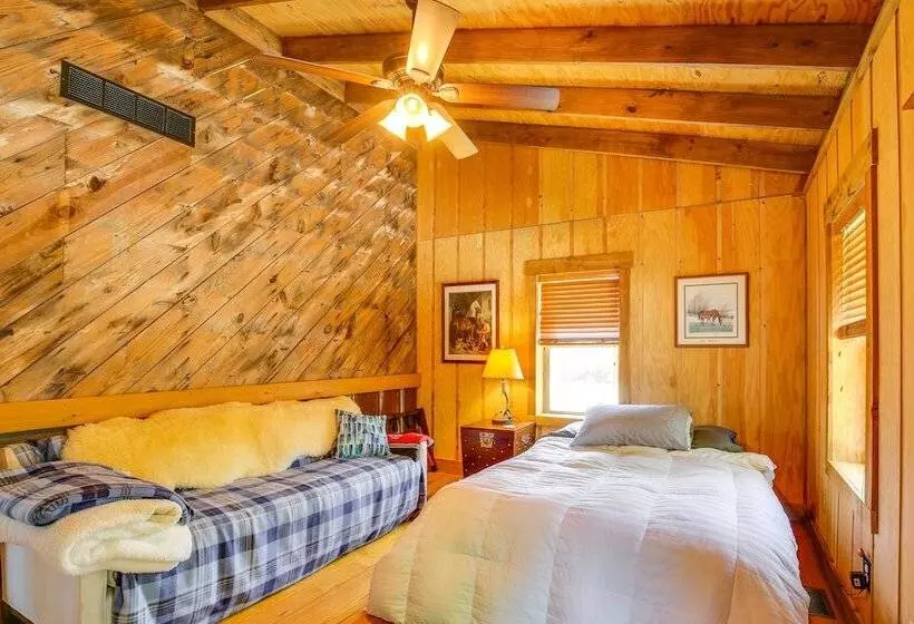 Serene Pacific Getaway: Deck, Grill & Fire Pit!