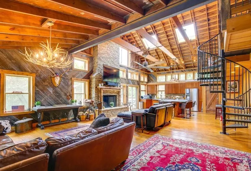 Serene Pacific Getaway: Deck, Grill & Fire Pit!