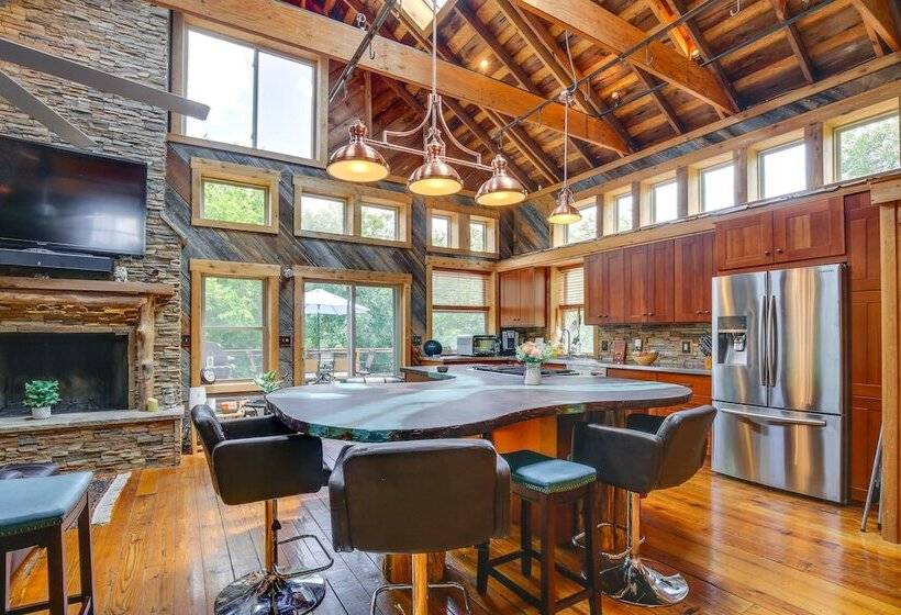 Serene Pacific Getaway: Deck, Grill & Fire Pit!