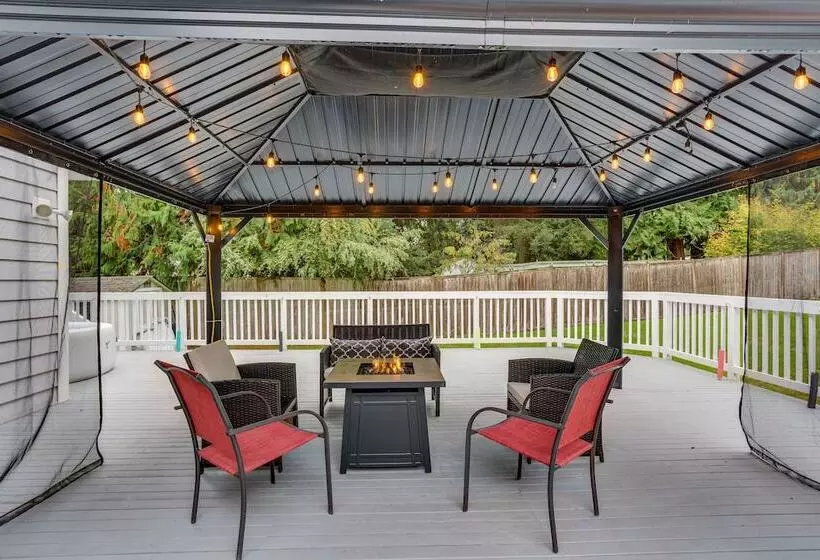 Pet & Family Friendly Bonney Lake Home: Game Room