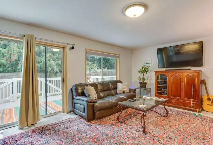 Pet & Family Friendly Bonney Lake Home: Game Room