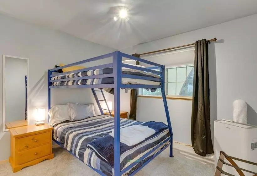 Pet & Family Friendly Bonney Lake Home: Game Room