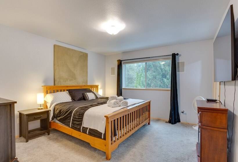 Pet & Family Friendly Bonney Lake Home: Game Room