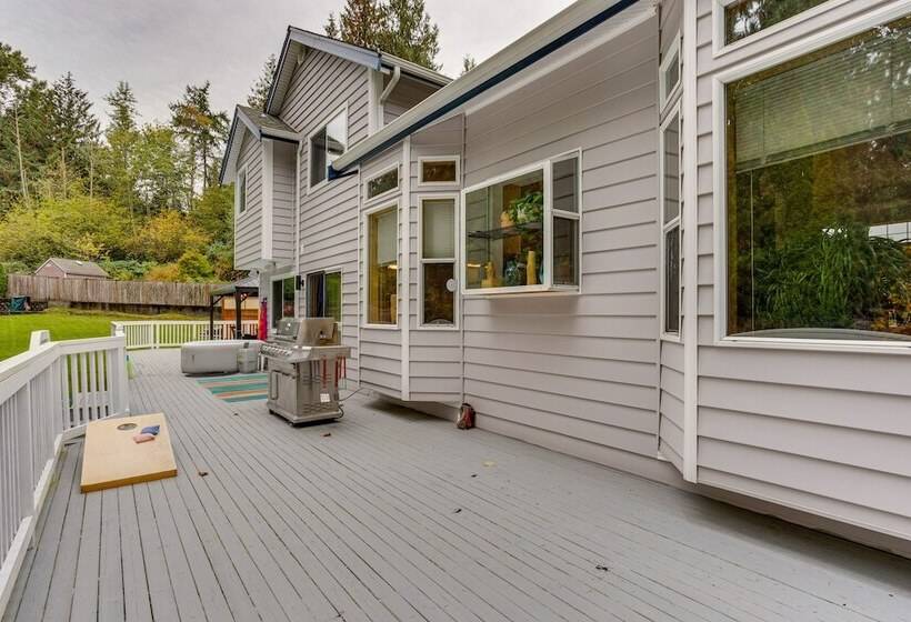 Pet & Family Friendly Bonney Lake Home: Game Room