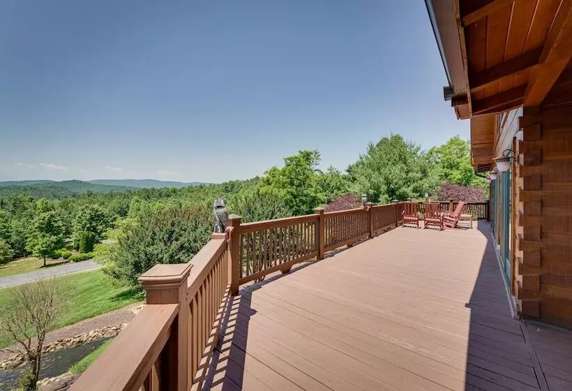 Hot Tub & Game Room: Spacious Nebo Cabin!