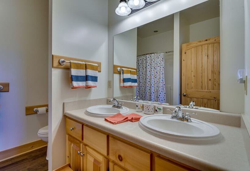 Hot Tub & Game Room: Spacious Nebo Cabin!