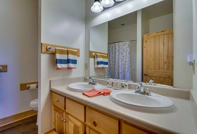 Hot Tub & Game Room: Spacious Nebo Cabin!