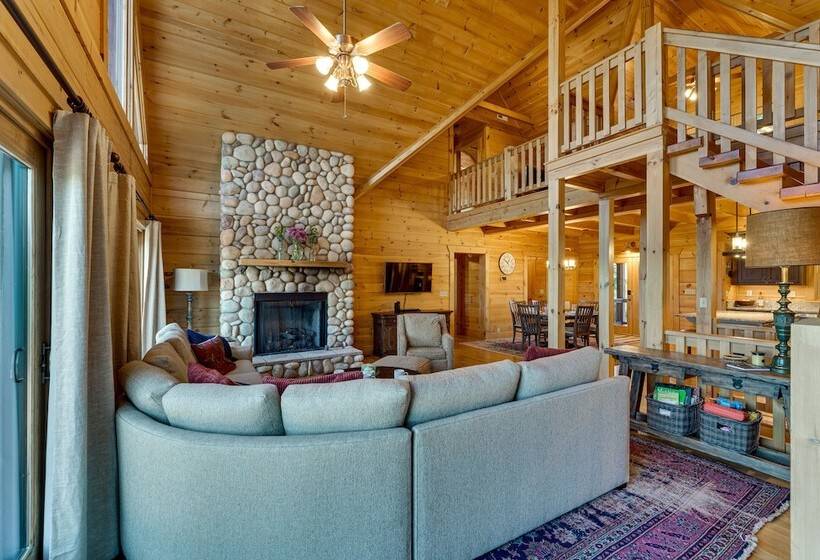 Hot Tub & Game Room: Spacious Nebo Cabin!