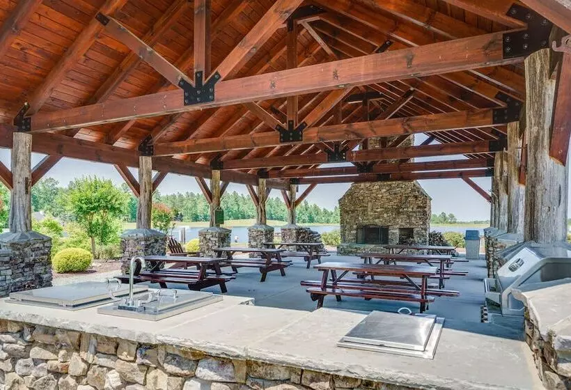 Hot Tub & Game Room: Spacious Nebo Cabin!