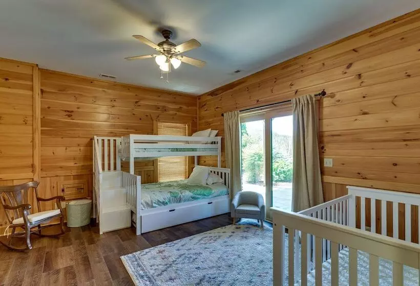 Hot Tub & Game Room: Spacious Nebo Cabin!