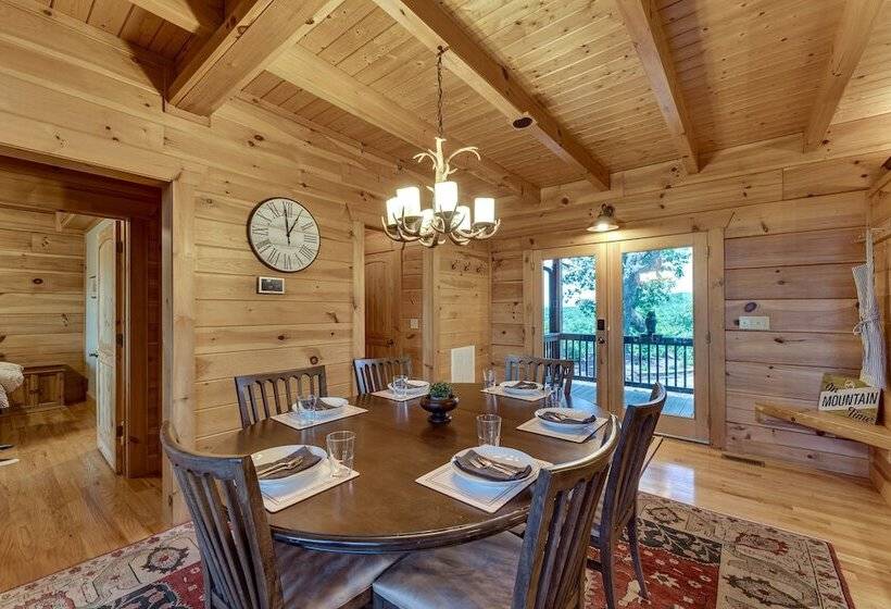 Hot Tub & Game Room: Spacious Nebo Cabin!