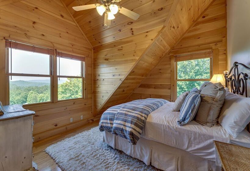 Hot Tub & Game Room: Spacious Nebo Cabin!