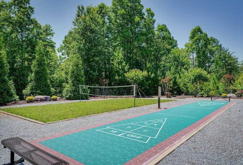 Hot Tub & Game Room: Spacious Nebo Cabin!