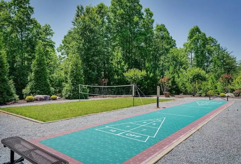 Hot Tub & Game Room: Spacious Nebo Cabin!