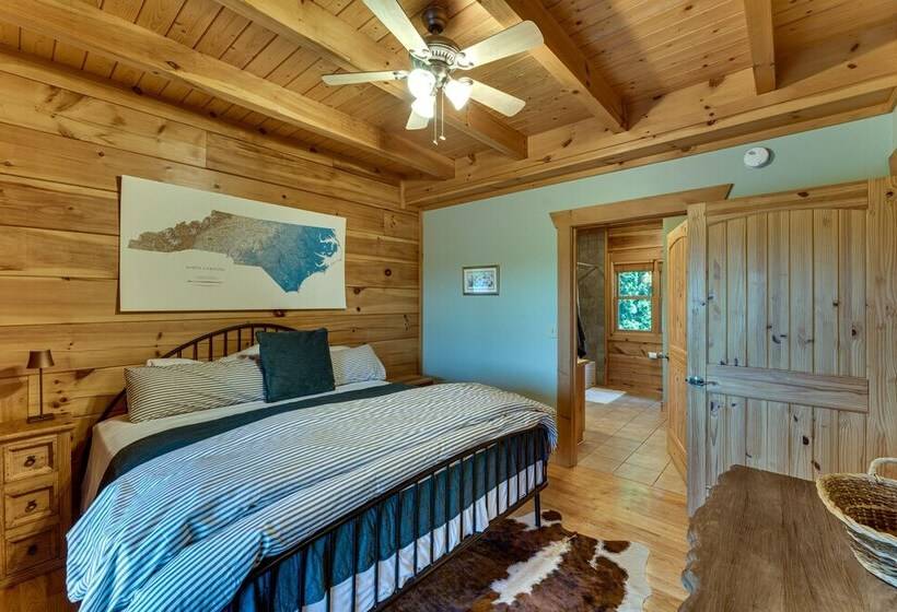 Hot Tub & Game Room: Spacious Nebo Cabin!
