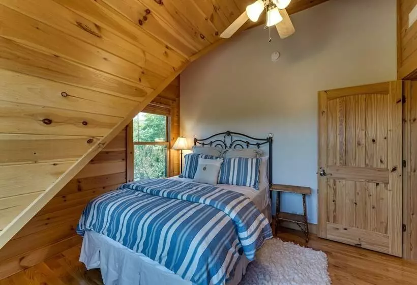 Hot Tub & Game Room: Spacious Nebo Cabin!