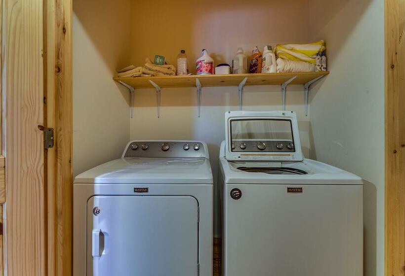 Hot Tub & Game Room: Spacious Nebo Cabin!