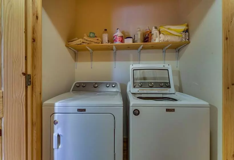 Hot Tub & Game Room: Spacious Nebo Cabin!