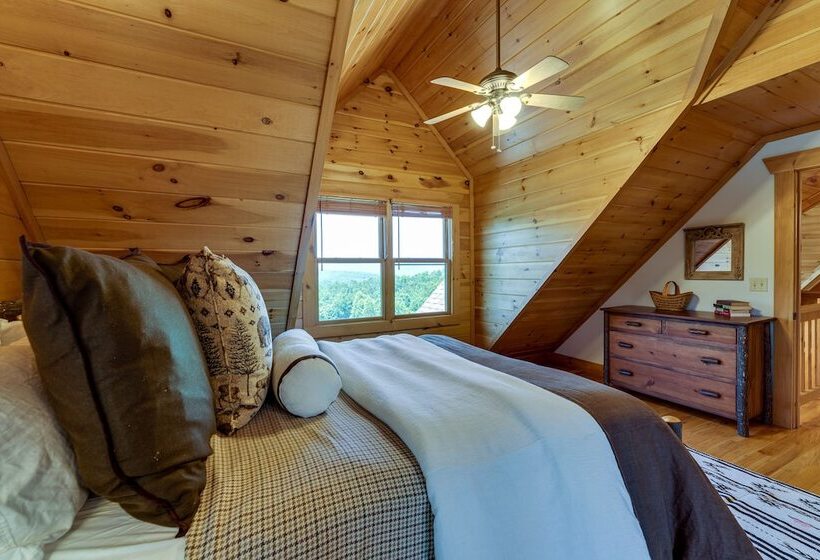Hot Tub & Game Room: Spacious Nebo Cabin!