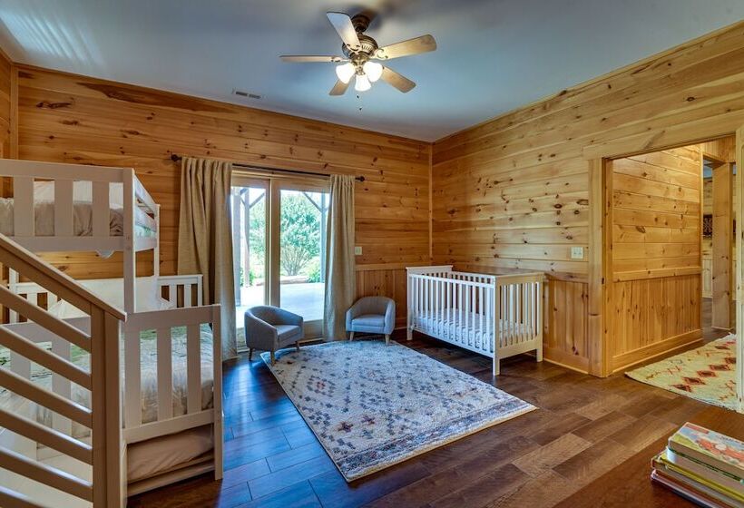 Hot Tub & Game Room: Spacious Nebo Cabin!