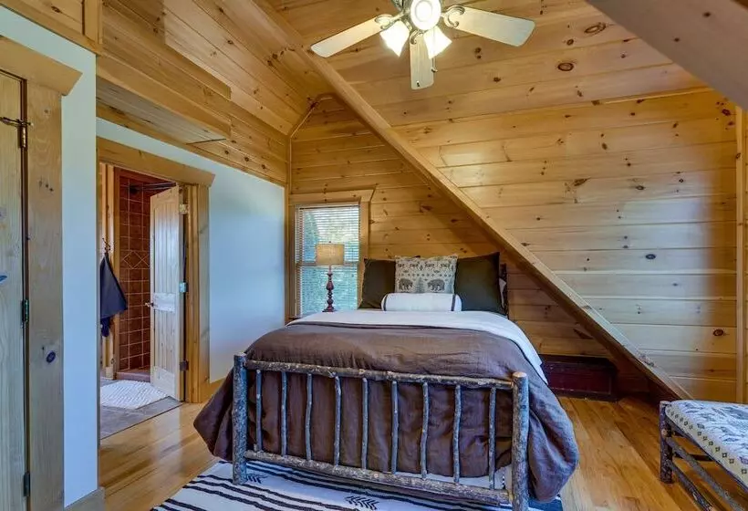 Hot Tub & Game Room: Spacious Nebo Cabin!