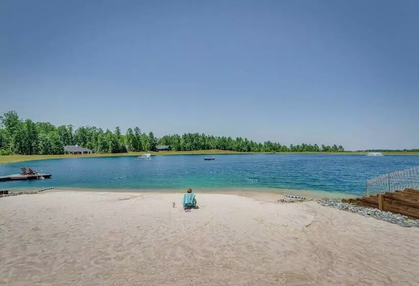 Hot Tub & Game Room: Spacious Nebo Cabin!