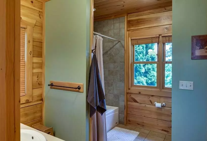 Hot Tub & Game Room: Spacious Nebo Cabin!