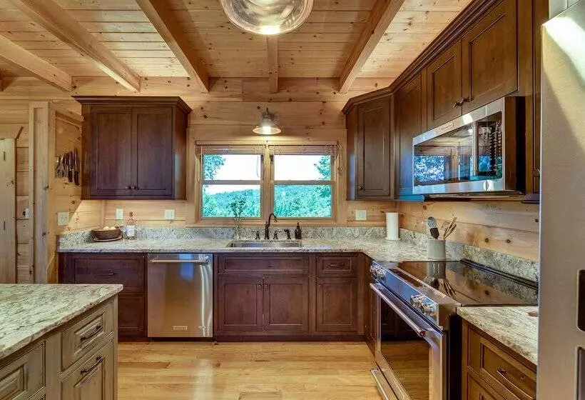 Hot Tub & Game Room: Spacious Nebo Cabin!