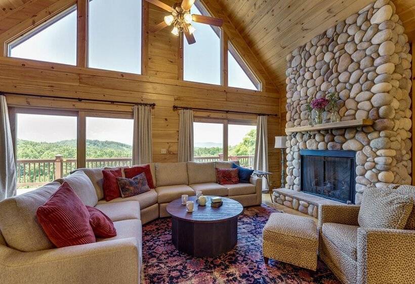 Hot Tub & Game Room: Spacious Nebo Cabin!