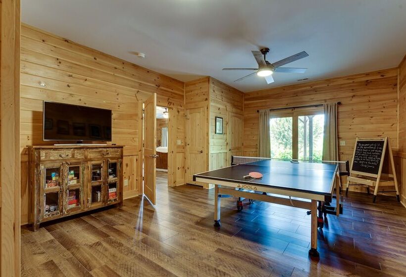 Hot Tub & Game Room: Spacious Nebo Cabin!