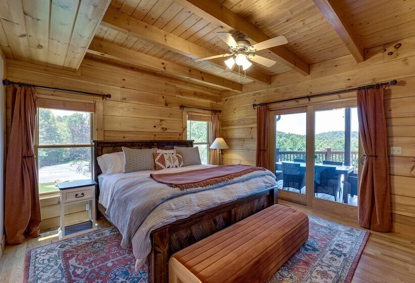 Hot Tub & Game Room: Spacious Nebo Cabin!