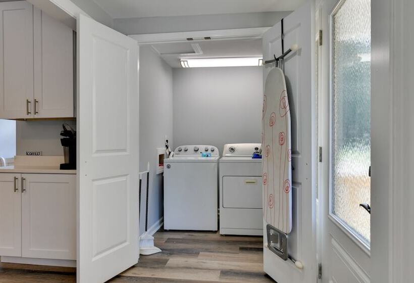 Spacious Lake Norman Retreat W/ Boat Ramp!